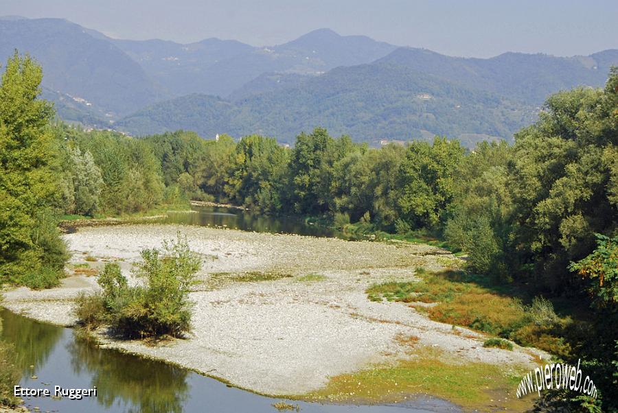 27 - vista a nord dal ponte di Briolo.JPG